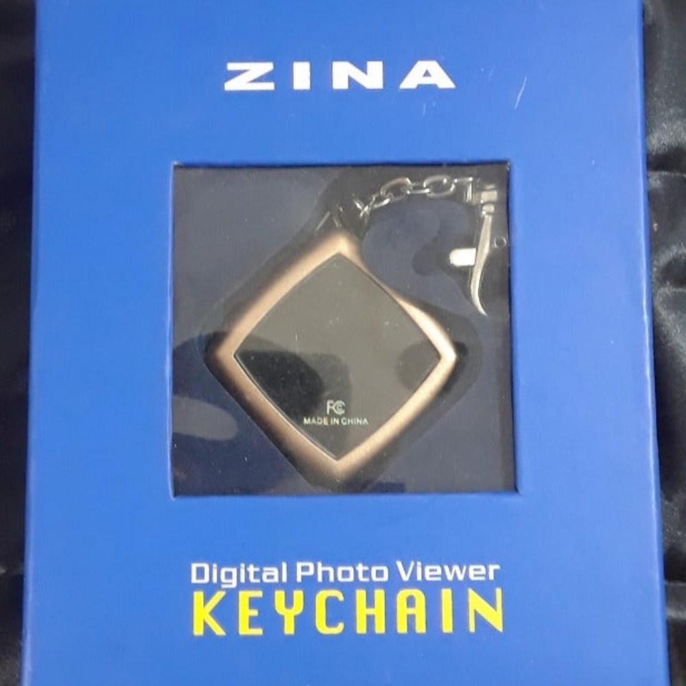 Zina Digital Photo Viewer Keychain